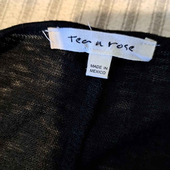 Black top size Large with lace on the side - Picture 8 of 8